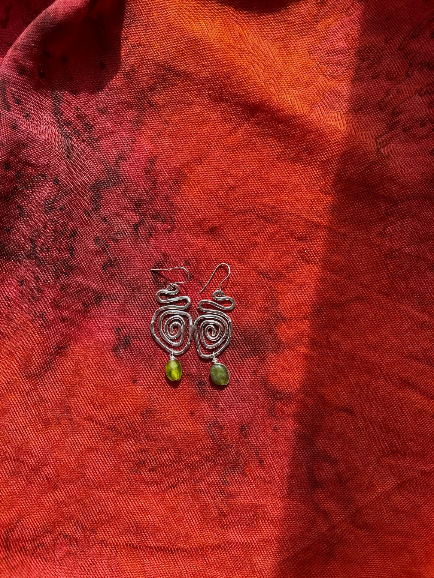 Waviness Garnet Earrings