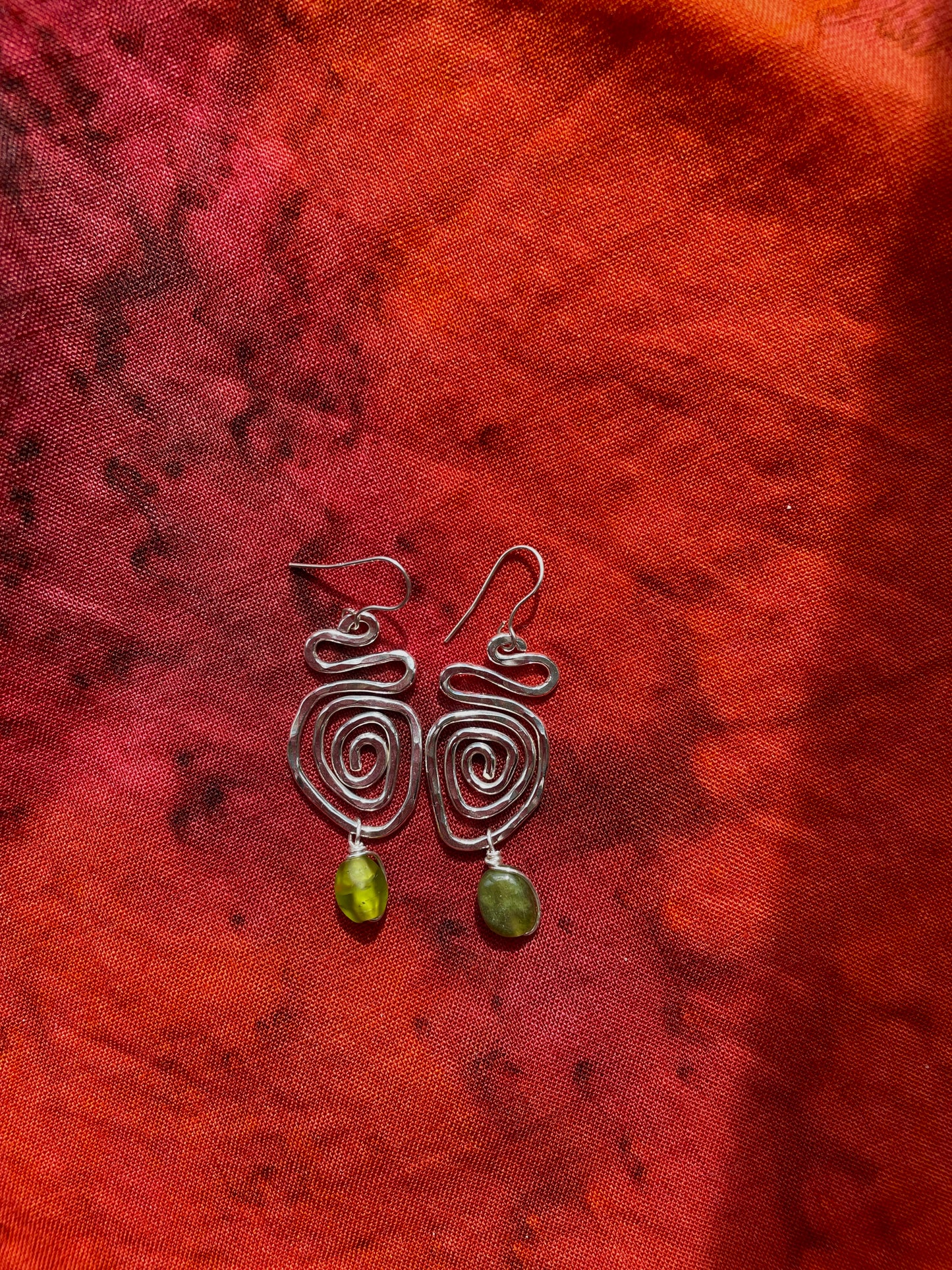 Waviness Garnet Earrings